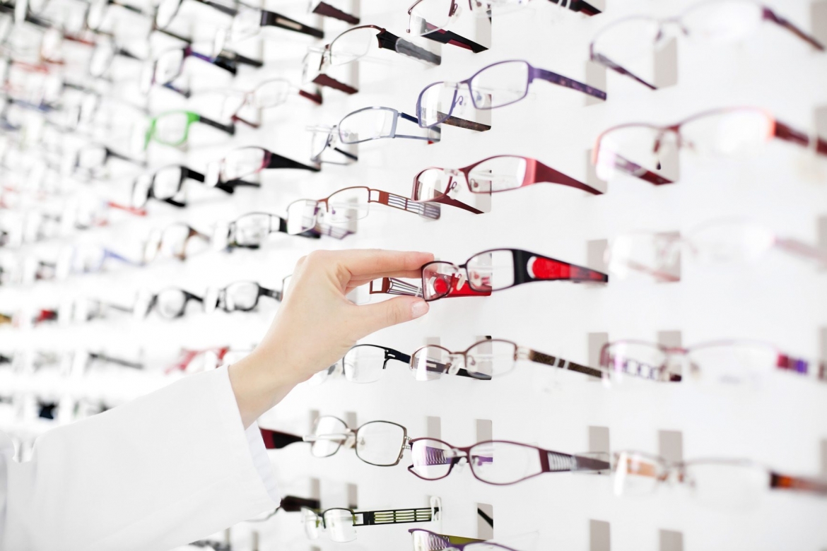 photodune-4779392-female-optician-suggest-glasses-m.jpg